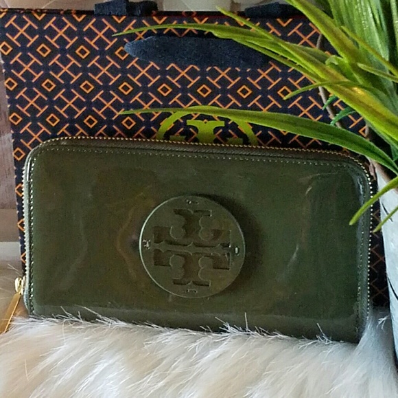 Tory burch banana leaf stacked logo patent wallet - Picture 4 of 5